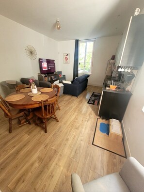 Smart-tv, böcker och ett filmbibliotek