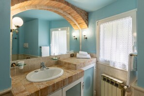 Een douche, een bidet, handdoeken