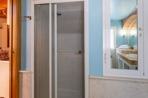 Shower, bidet, towels