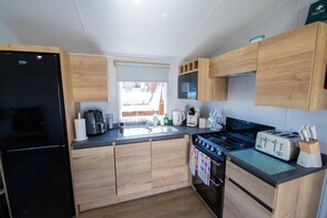 Horno, placa de cocina, cafetera o tetera y tostadora