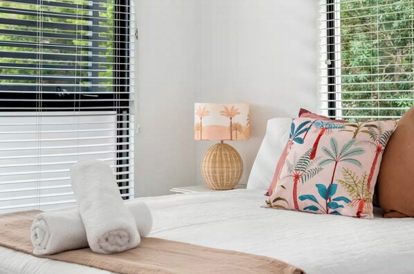 Tabla de planchar con plancha, wifi, ropa de cama