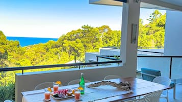 屋外ダイニングエリア