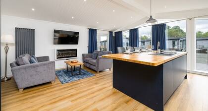 Paddock Lodges| Deluxe 2 Bed Chalet