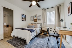 3 sovrum, skrivbord, strykjärn/strykbräda och resesäng