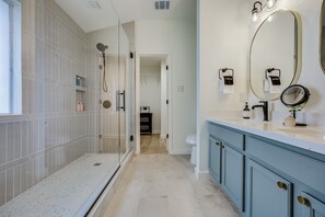 Dusch, hårtork och handdukar