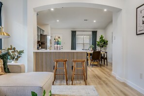 Smart TV, books - S.ATX mins to Dwtn, Kyle, Buda| Long stays w/ Dog (Austin)