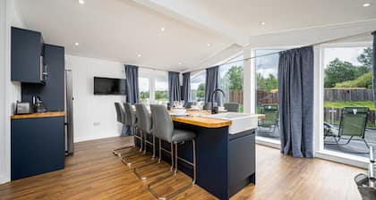 Paddock Lodges| Executive 4 Bed Villa