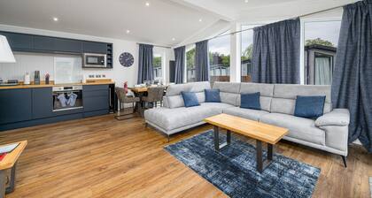 Paddock Lodges| Deluxe 3 Bed Chalet