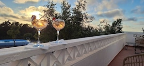 Deluxe tweepersoonskamer, balkon, gedeeltelijk uitzicht op oceaan | Terras