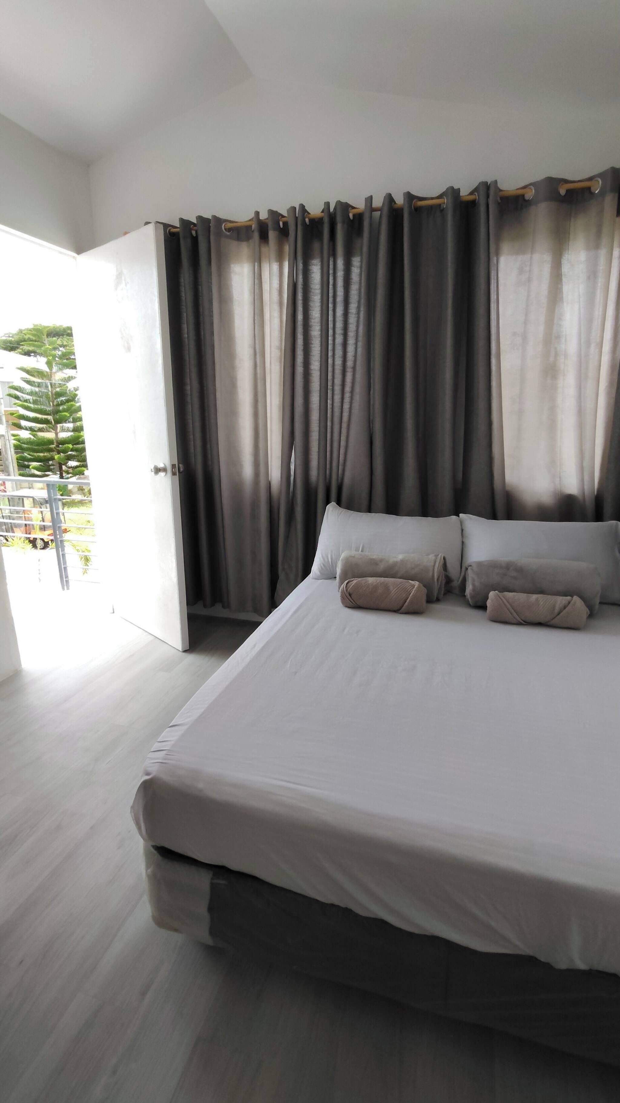 3 bedrooms, iron/ironing board, WiFi, bed sheets