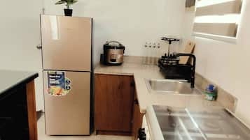 Kühlschrank, Herdplatte, Kochgeschirr/Geschirr/Besteck