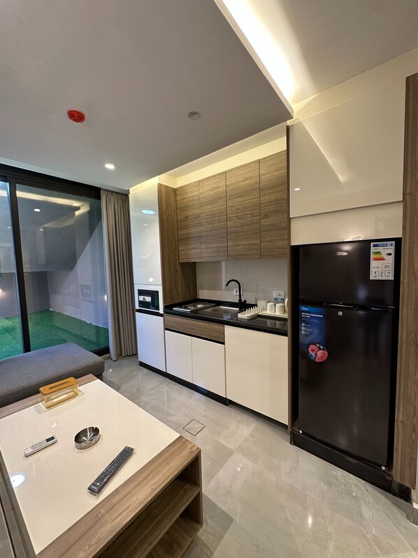 Kühlschrank, Mikrowelle, Ofen, Wasserkocher mit Kaffee-/Teezubehör