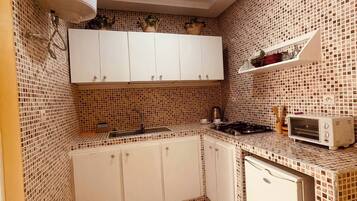 Réfrigérateur, four, plaque de cuisson, cafetiÚre/bouilloire