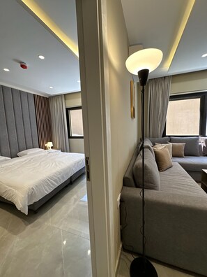 1 غرفة نوم وخدمة الإنترنت وتسهيلات لدخول الكراسي المتحركة