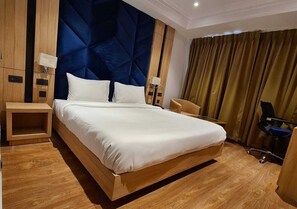 Kamar Double Deluks | Brankas, meja kerja, ruang kerja ramah laptop, dan tirai kedap cahaya