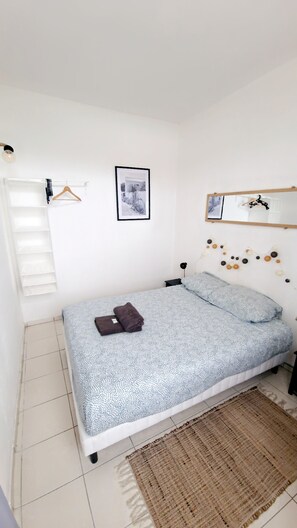 1 bedroom, bed sheets