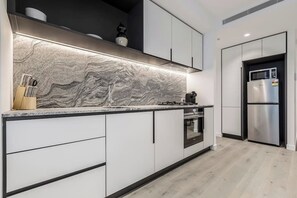 Kühlschrank, Mikrowelle, Ofen, Herdplatte