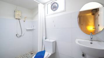 Family Suite, Non Smoking | Bathroom | Shower