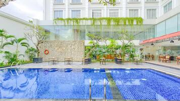 Una piscina al aire libre