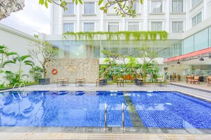 Una piscina al aire libre