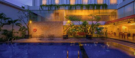 Una piscina al aire libre