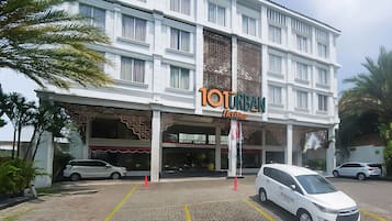 Vista frontal de la propiedad