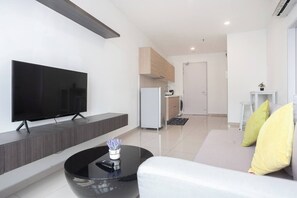 Luxury Apartment, City View | Living area