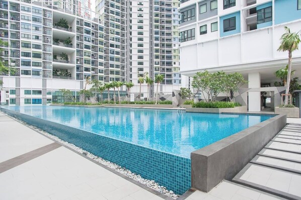 Un edificio residencial moderno con piscina.
