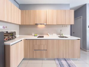 Family Apartment, Balcony, City View | Dapur peribadi | Peti sejuk, ketuhar gelombang mikro