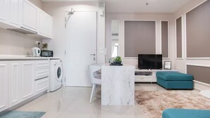 Um apartamento moderno com cozinha, sala de jantar, sala de estar e banheiro.