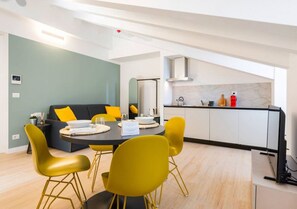 Leilighet – superior, 1 soverom | Oppholdsområde | En 32-tommers Flatskjerm-TV med digitale kanaler