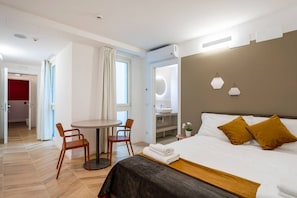 Estudio, 1 cama matrimonial, vista al patio | Espacio para trabajar con laptop, wifi gratis y ropa de cama 