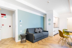 Departamento, 1 habitación, vista al patio | Área de sala de estar | Televisión de pantalla plana de 32 pulgadas con canales digitales 