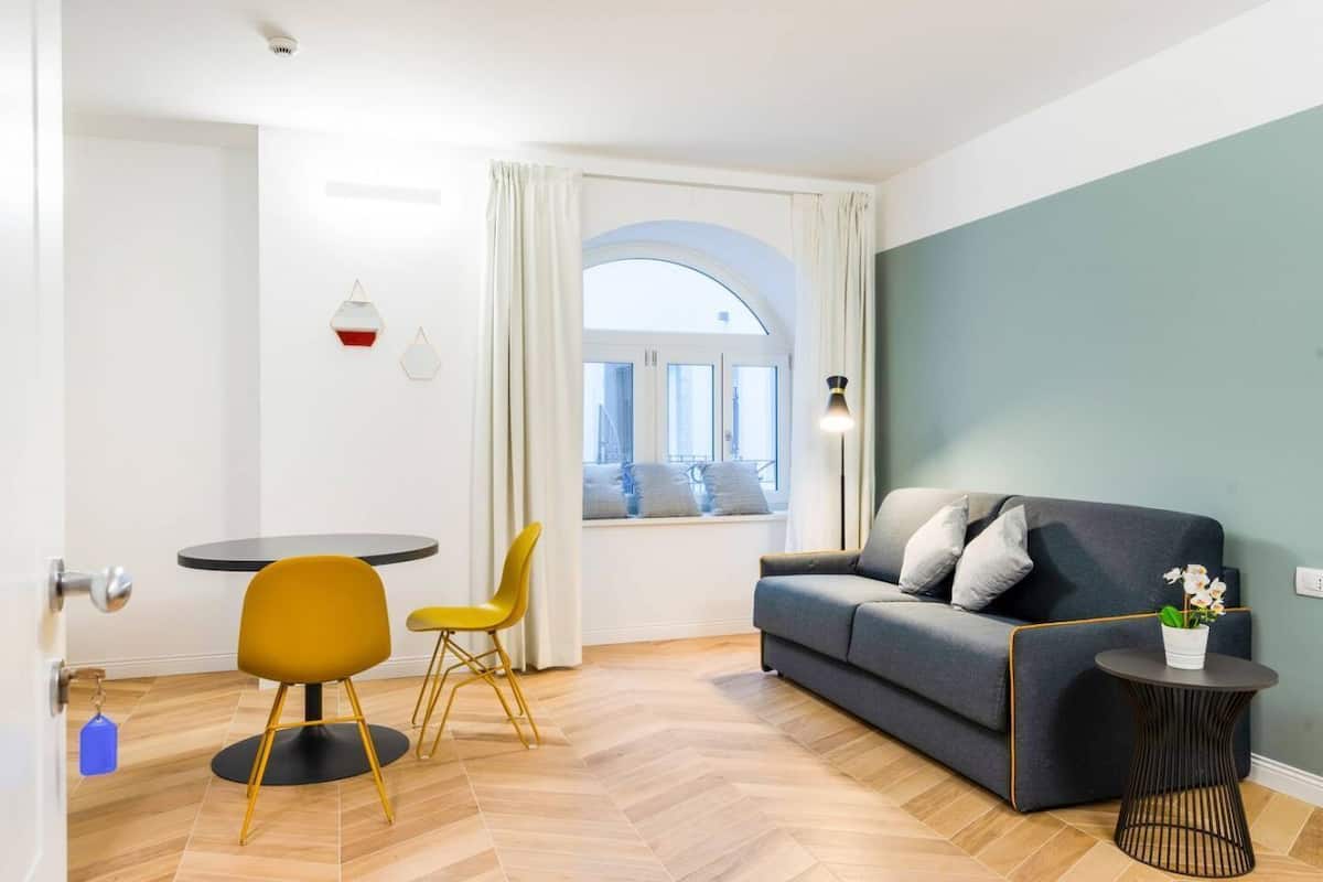 Deluxe-Apartment, 1 Schlafzimmer, Blick auf den Innenhof | Wohnbereich | 32-Zoll-Flachbildfernseher mit Digitalempfang