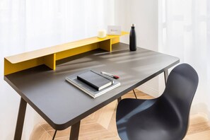 Laptop workspace, free WiFi, bed sheets - JOIVY Premium Apartments Trieste Mazzini (Trieste)
