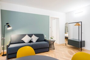 Leilighet – deluxe, 1 soverom, bakgårdsutsikt | Oppholdsområde | En 32-tommers Flatskjerm-TV med digitale kanaler