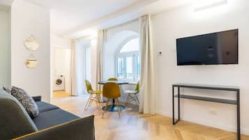 Apartment, 1 Bedroom, Courtyard View | Living area | 32-inch flat-screen TV with digital channels
