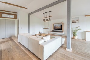 Fernseher, DVD-Player, Musikbibliothek, Stereoanlage