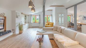 Fernseher, DVD-Player, Musikbibliothek, Stereoanlage