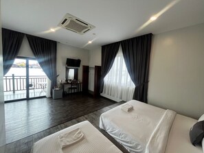 Habitación triple Deluxe, vista al mar | Wifi gratis y ropa de cama 
