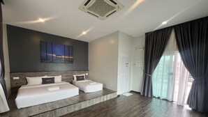 Una habitación de hotel moderna con una cama grande, una zona de estar, un cuadro en la pared y vistas por la ventana.
