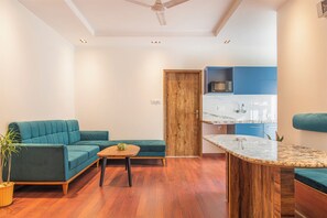 Familiesuite | Oppholdsområde | En 42-tommers smart-TV med Parabol-TV