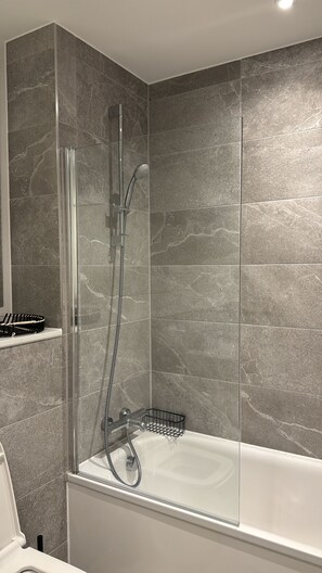 Toallas, jabón, papel de baño 