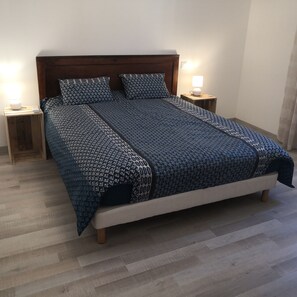 3 habitaciones, tabla de planchar con plancha, wifi y ropa de cama 