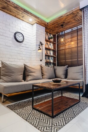 Living area - Modern 1BR Walk to Beach & City Spots (Malé)