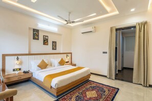 مكتب ومساحة عمل للكمبيوتر المحمول وتجهيزات عازلة للصوت وواي فاي مجانًا