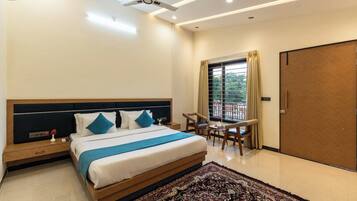 Deluxe Room, Balcony, Lake View | Desk, laptop workspace, soundproofing, free WiFi