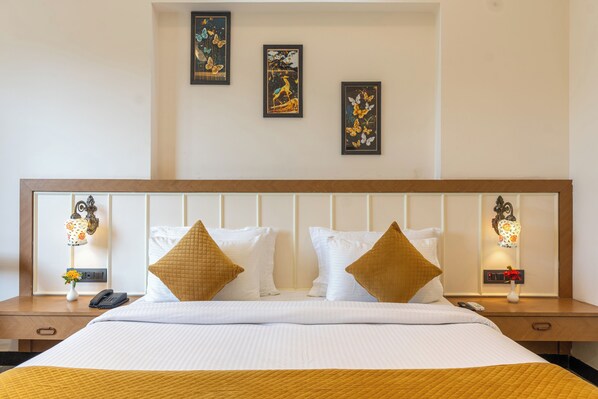 مكتب ومساحة عمل للكمبيوتر المحمول وتجهيزات عازلة للصوت وواي فاي مجانًا