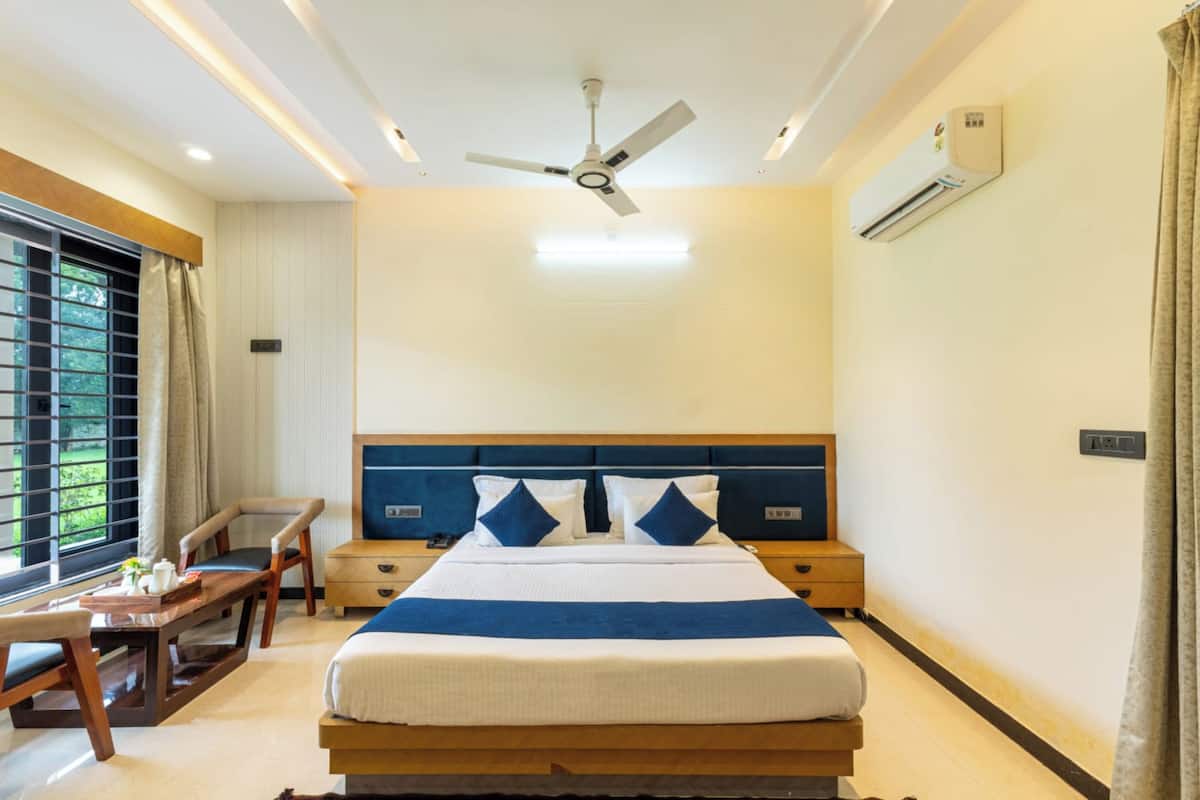 Deluxe Room, Balcony, Lake View | Desk, laptop workspace, soundproofing, free WiFi