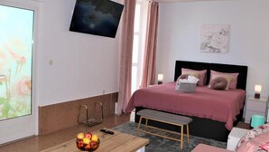 Une chambre à coucher avec un lit, une table de chevet et une fenêtre avec des rideaux.